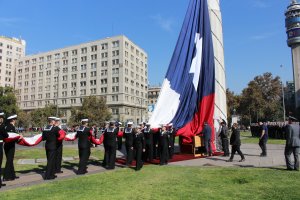 Mes del Mar 2024: Armada de Chile efectúa izamiento de la “Gran Bandera del Bicentenario”